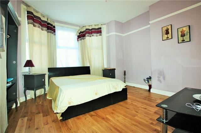  Image of 3 bedroom Apartment to rent in Gladstone Park Gardens London NW2 at Gladstone Park Gardens, London, NW2